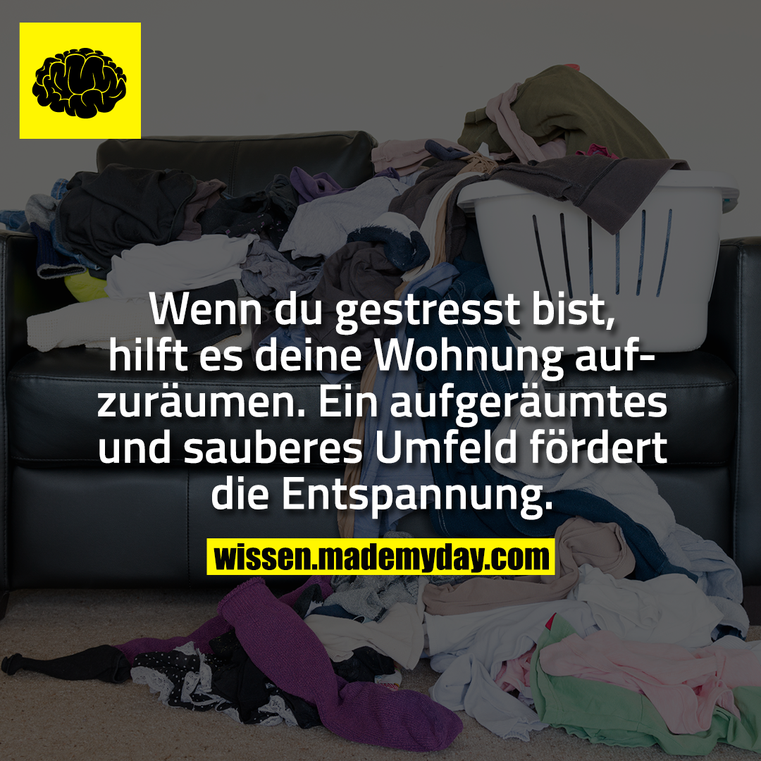 Wenn du gestresst bist, hilft es deine Wohnung aufzuräumen. Ein aufgeräumtes und sauberes Umfeld fördert die Entspannung.
