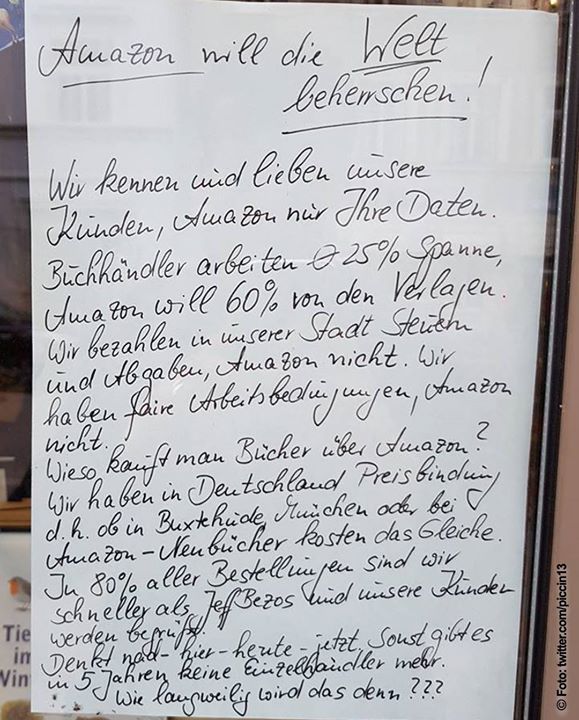 „Wenn eine Buchhandlung ein Buch verkauft, bekommt die Buchhandlung zwischen 20% und 30% des Nettopreises. Amazon verlangt 60% und zahlt kaum Steuern in Deutschland. Die übrigen 40% sollen sich Verlag, Druckerei und Autor teilen. Bitte bestellt eure Bücher beim lokalen Buchhändler.“<br />
Via twitter.com/piccin13