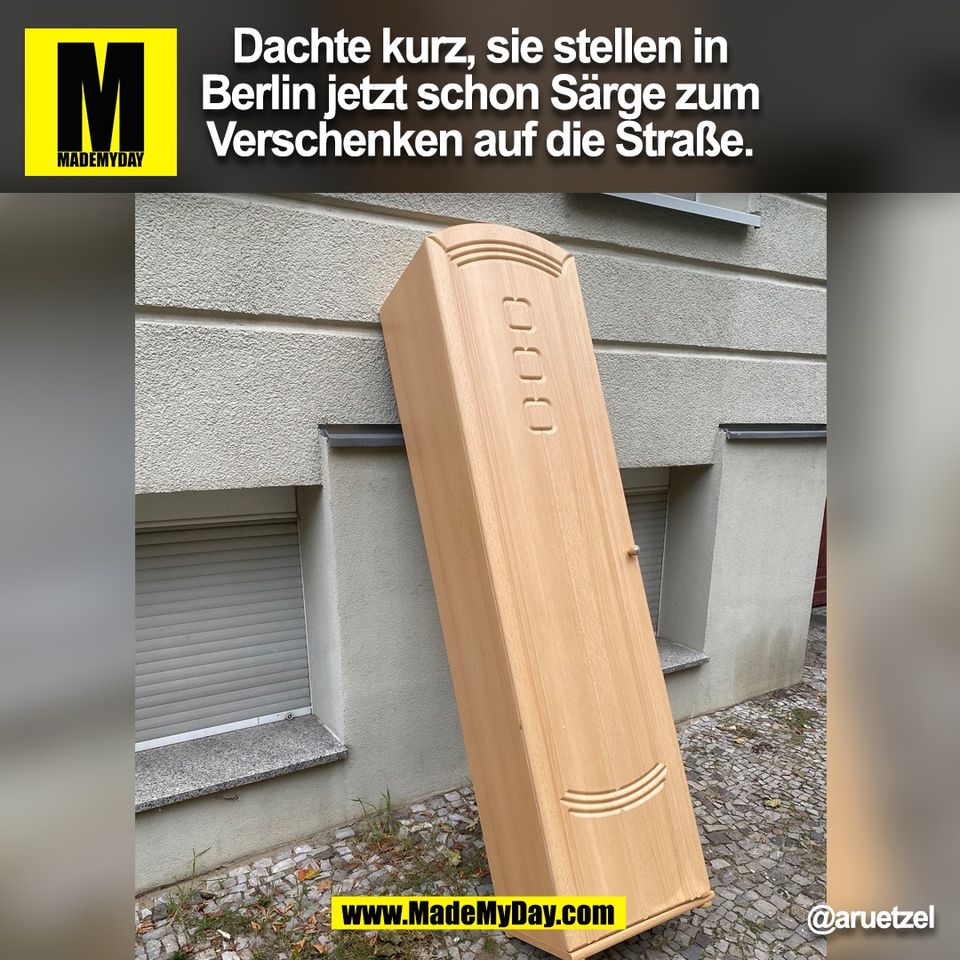 Dachte kurz, sie stellen in<br />
Berlin jetzt schon Särge zum<br />
Verschenken auf die Straße.<br />
@aruetzel<br />
(BILD)